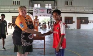 australian deputy amabassador suzy wilson  uilelea presenting therd place trophy